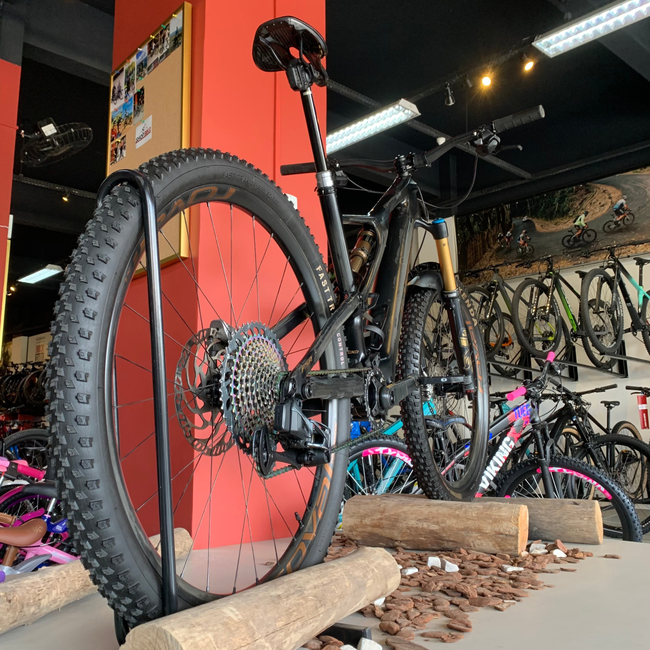 Bicicleta Specialized Levo SL S-Works Aro 29 XX1 12v Preto e Dourado - Seminova