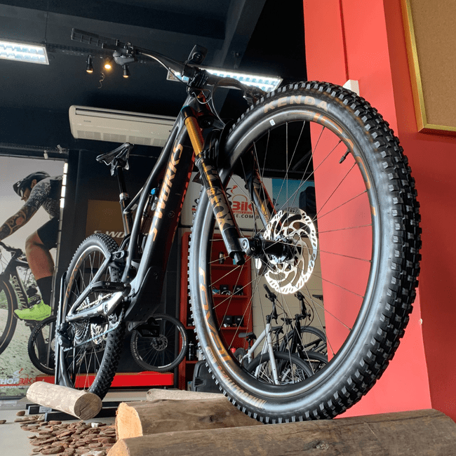 Bicicleta Specialized Levo SL S-Works Aro 29 XX1 12v Preto e Dourado - Seminova
