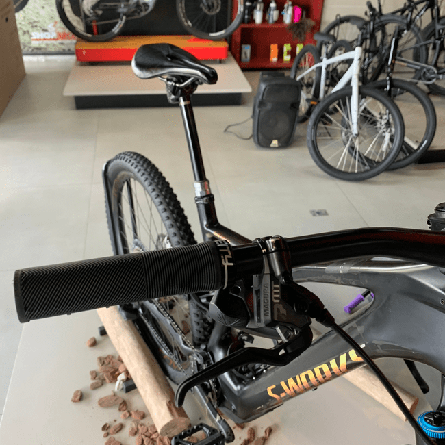 Bicicleta Specialized Levo SL S-Works Aro 29 XX1 12v Preto e Dourado - Seminova