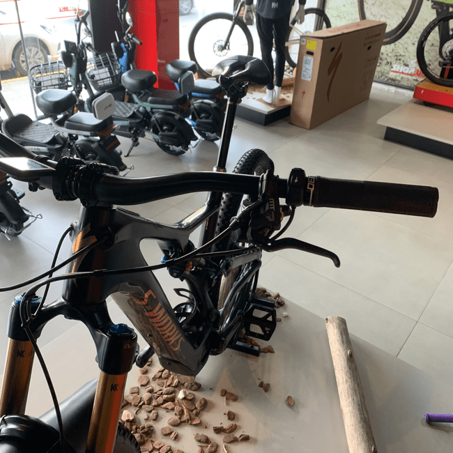 Bicicleta Specialized Levo SL S-Works Aro 29 XX1 12v Preto e Dourado - Seminova