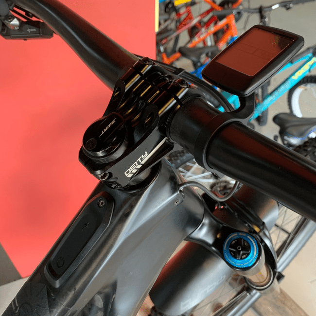 Bicicleta Specialized Levo SL S-Works Aro 29 XX1 12v Preto e Dourado - Seminova