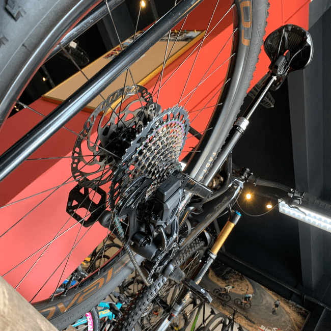 Bicicleta Specialized Levo SL S-Works Aro 29 XX1 12v Preto e Dourado - Seminova