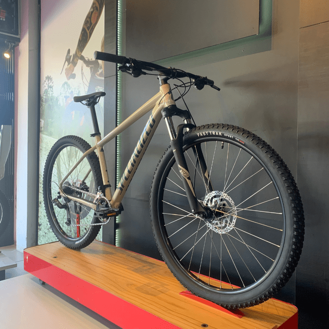 Bicicleta Specialized Rockhopper Sport Aro 29 microShift 18v 2024 Branco e Azul Turquesa