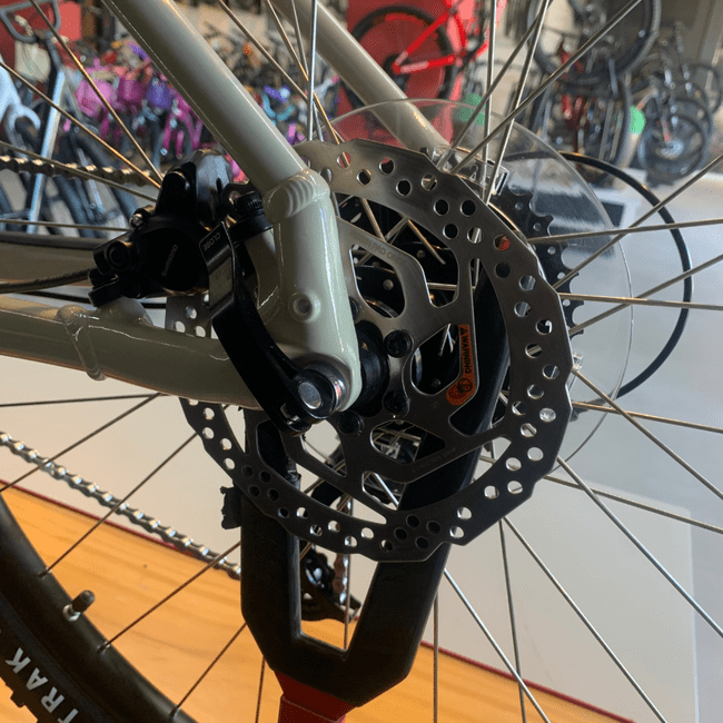 Bicicleta Specialized Rockhopper Sport Aro 29 microShift 18v 2024 Branco e Azul Turquesa