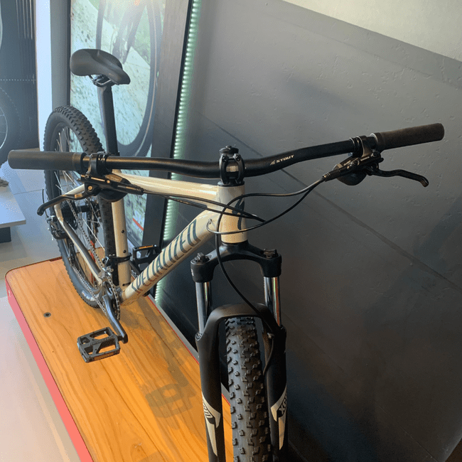 Bicicleta Specialized Rockhopper Sport Aro 29 microShift 18v 2024 Branco e Azul Turquesa