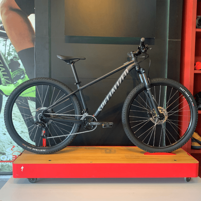 Bicicleta Specialized Rockhopper Sport Aro 29 microShift 18v 2024 Cinza Escuro e Prata