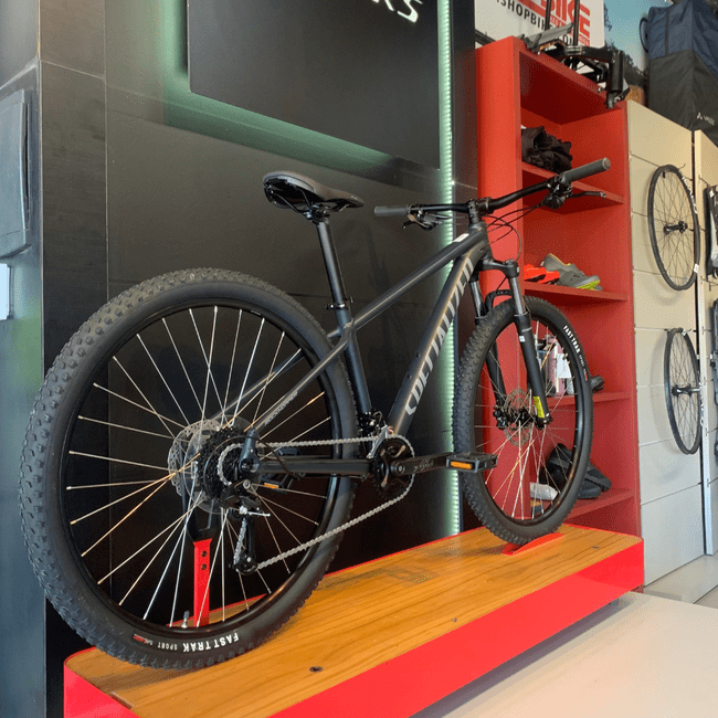Bicicleta Specialized Rockhopper Sport Aro 29 microShift 18v 2024 Cinza Escuro e Prata