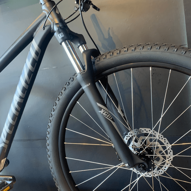 Bicicleta Specialized Rockhopper Sport Aro 29 microShift 18v 2024 Cinza Escuro e Prata