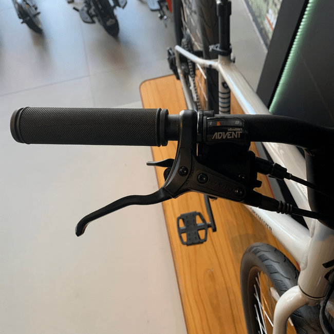 Bicicleta Specialized Roll 3.0 Aro 650B microSHIFT 8v 2023 Cinza e Preto