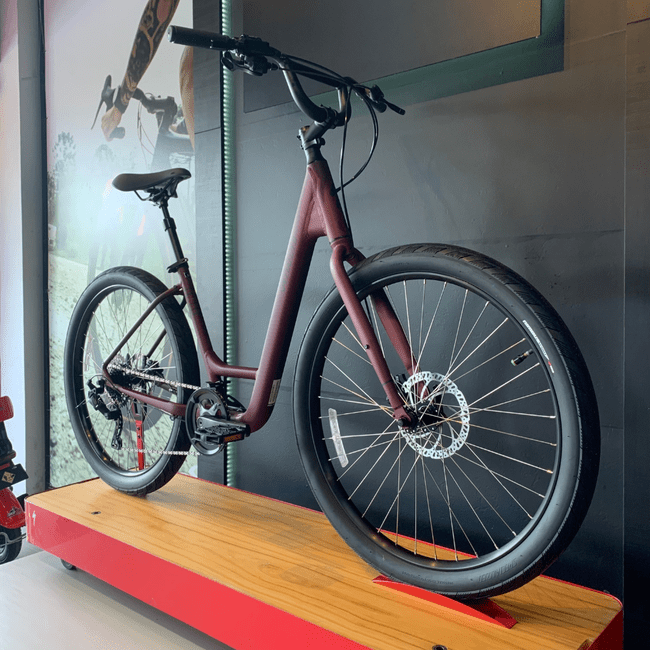 Bicicleta Specialized Roll 3.0 Low Entry Aro 650B microSHIFT 8v 2023 Bordo