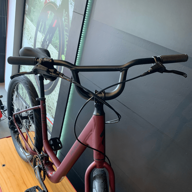 Bicicleta Specialized Roll 3.0 Low Entry Aro 650B microSHIFT 8v 2023 Bordo