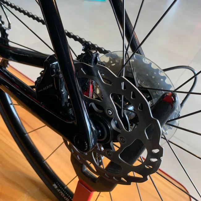 Bicicleta Specialized Roubax Aro 700 Sport 105 22v Preto e Vermelho - Seminova