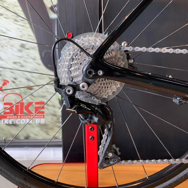 Bicicleta Specialized Roubax Aro 700 Sport 105 22v Preto e Vermelho - Seminova