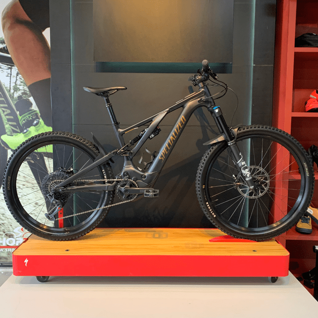 Bicicleta Specialized Turbo Levo Comp Alloy Aro 29 GX 12v Preto e Dourado