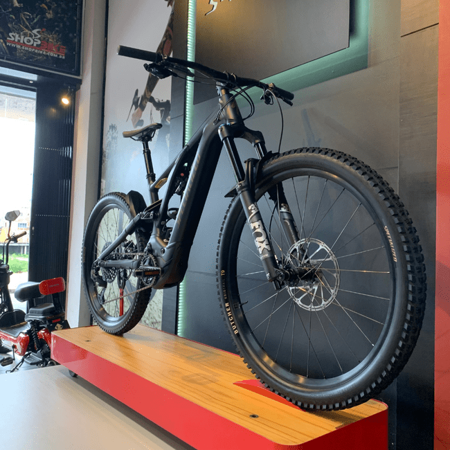 Bicicleta Specialized Turbo Levo Comp Alloy Aro 29 GX 12v Preto e Dourado