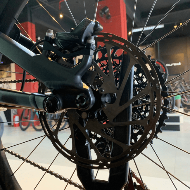 Bicicleta Specialized Turbo Levo Comp Alloy Aro 29 GX 12v Preto e Dourado