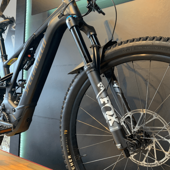 Bicicleta Specialized Turbo Levo Comp Alloy Aro 29 GX 12v Preto e Dourado