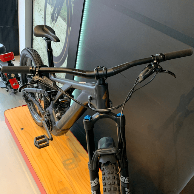 Bicicleta Specialized Turbo Levo Comp Alloy Aro 29 GX 12v Preto e Dourado