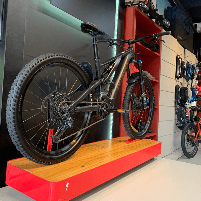 Bicicleta Specialized Turbo Levo Comp Aro 29 Alloy GX 12v 2023 Preto e Dourado - Seminova