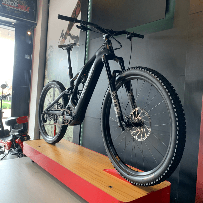 Bicicleta Specialized Turbo Levo Comp Carbon Aro 29 GX 12v 2022 Preto e Prata - Seminova