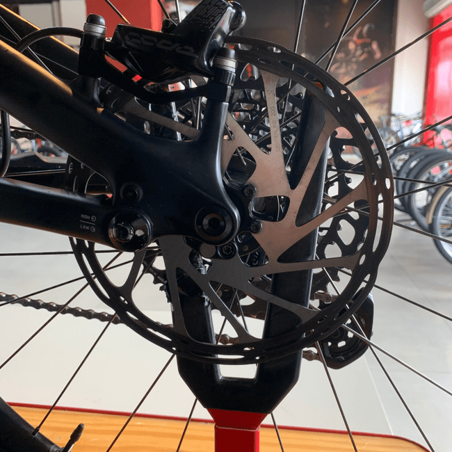 Bicicleta Specialized Turbo Levo Comp Carbon Aro 29 GX 12v 2022 Preto e Prata - Seminova