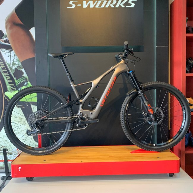 Bicicleta Specialized Turbo Levo Expert Carbon Aro 29 XO1 12v Cinza e Vermelho - Seminova