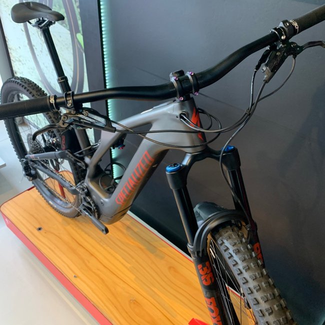 Bicicleta Specialized Turbo Levo Expert Carbon Aro 29 XO1 12v Cinza e Vermelho - Seminova