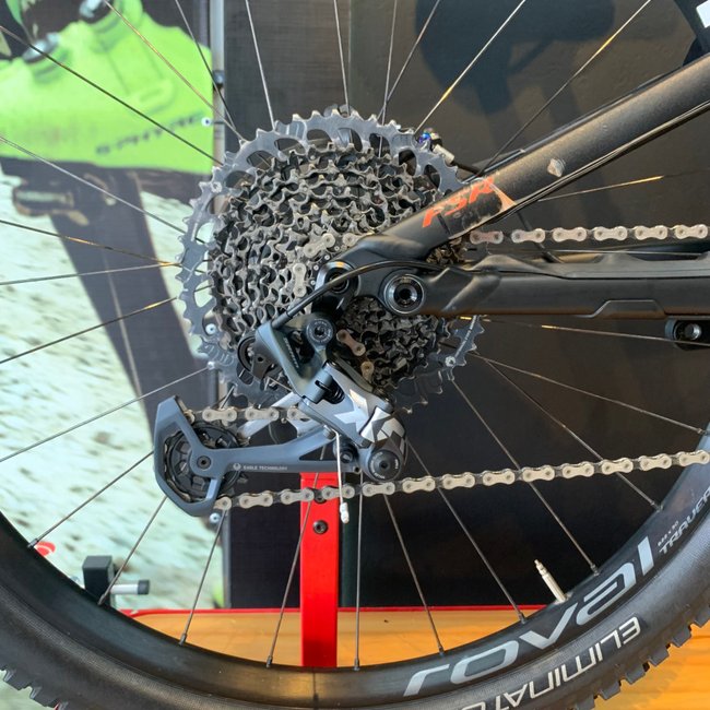 Bicicleta Specialized Turbo Levo Expert Carbon Aro 29 XO1 12v Cinza e Vermelho - Seminova