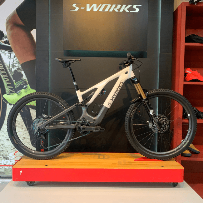 Bicicleta Specialized Turbo Levo S-Works Aro 29 XX1 AXS 12v 2022 Branco e Cinza - Seminova