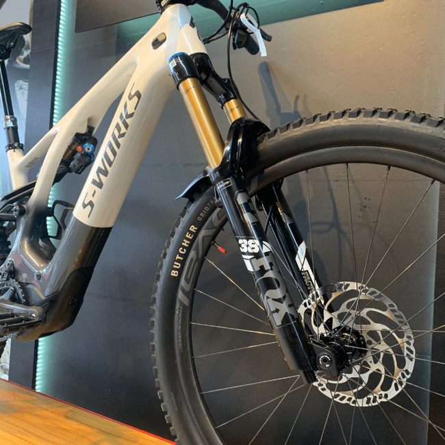 Bicicleta Specialized Turbo Levo S-Works Aro 29 XX1 AXS 12v 2022 Branco e Cinza - Seminova