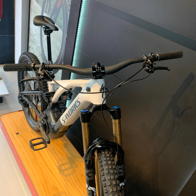 Bicicleta Specialized Turbo Levo S-Works Aro 29 XX1 AXS 12v 2022 Branco e Cinza - Seminova