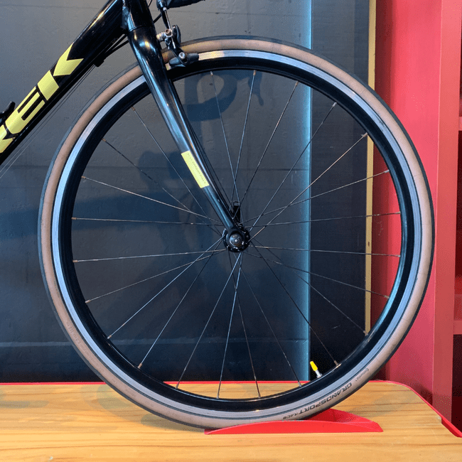 Bicicleta Trek Domane AL2 Aro 700 Claris 16v Preto e Dourado - Seminova