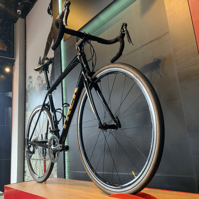 Bicicleta Trek Domane AL2 Aro 700 Claris 16v Preto e Dourado - Seminova