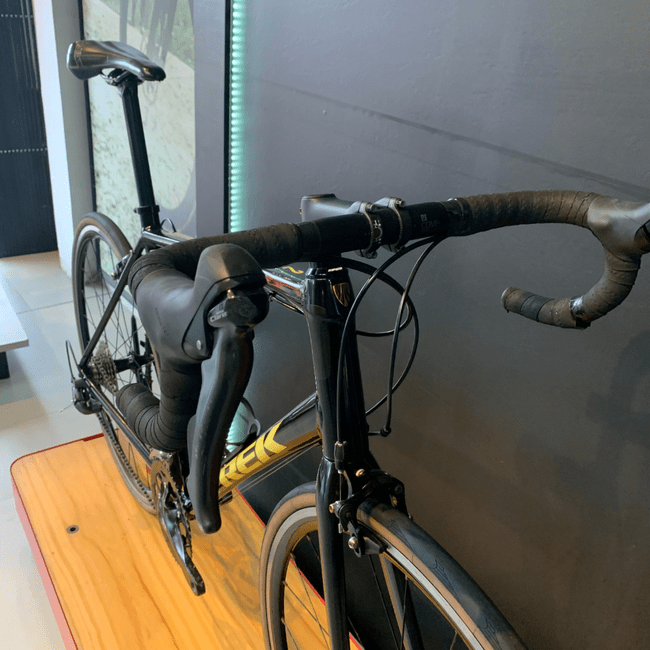 Bicicleta Trek Domane AL2 Aro 700 Claris 16v Preto e Dourado - Seminova