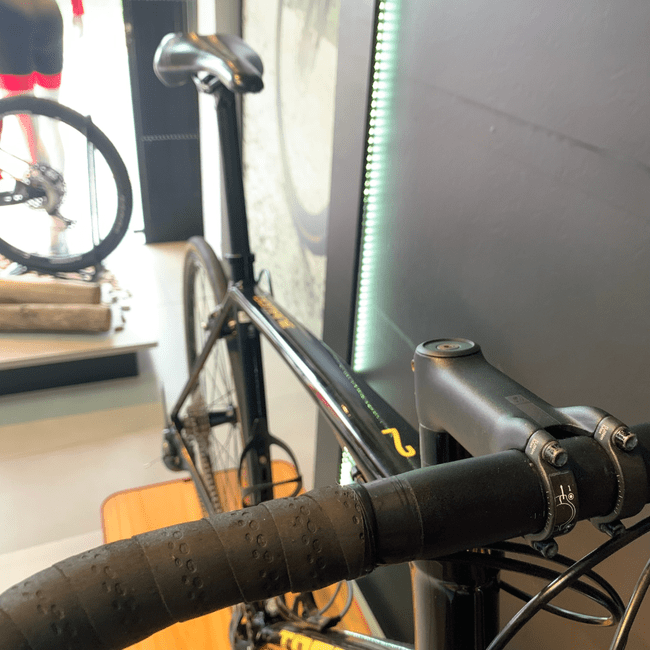 Bicicleta Trek Domane AL2 Aro 700 Claris 16v Preto e Dourado - Seminova