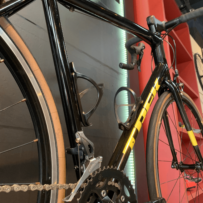 Bicicleta Trek Domane AL2 Aro 700 Claris 16v Preto e Dourado - Seminova