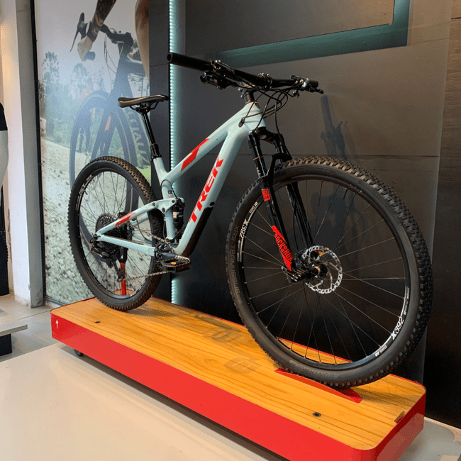 Bicicleta Trek Top Fuel 9.8SL Aro 29 GX 12v Azul e Vermelho - Seminova