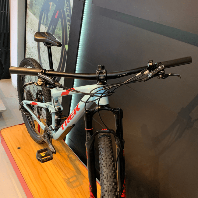 Bicicleta Trek Top Fuel 9.8SL Aro 29 GX 12v Azul e Vermelho - Seminova