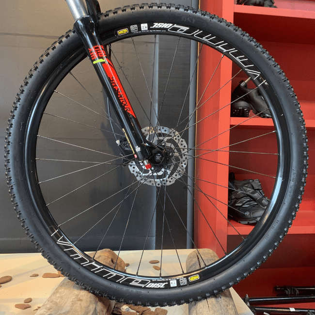 Bicicleta Venzo Shark Aro 29 Alivio 27v Preto e Vermelho e Branco - Seminova