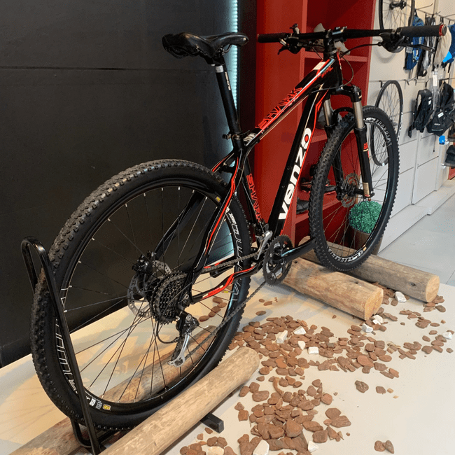 Bicicleta Venzo Shark Aro 29 Alivio 27v Preto e Vermelho e Branco - Seminova