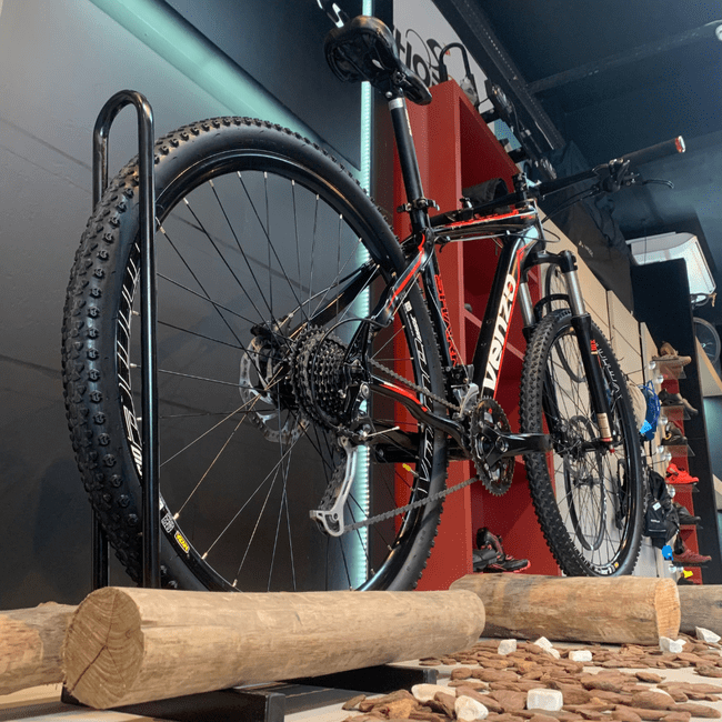 Bicicleta Venzo Shark Aro 29 Alivio 27v Preto e Vermelho e Branco - Seminova