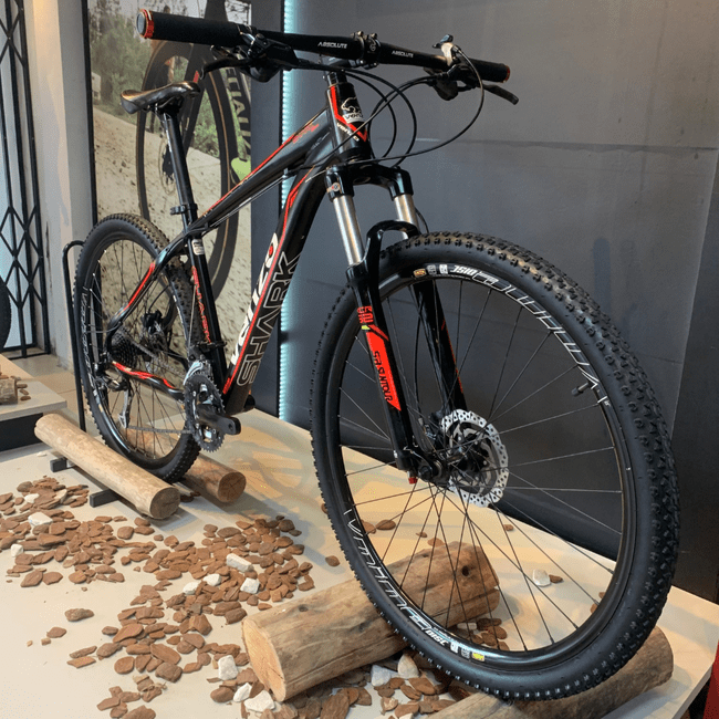 Bicicleta Venzo Shark Aro 29 Alivio 27v Preto e Vermelho e Branco - Seminova
