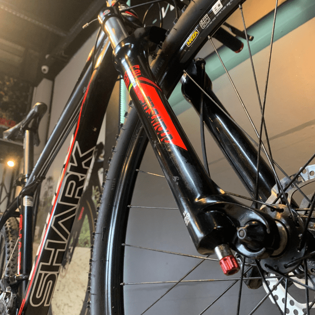 Bicicleta Venzo Shark Aro 29 Alivio 27v Preto e Vermelho e Branco - Seminova