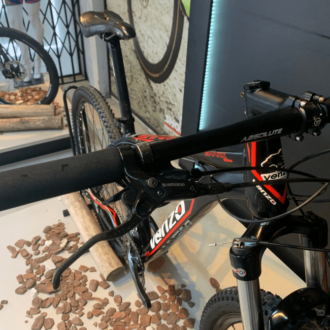 Bicicleta Venzo Shark Aro 29 Alivio 27v Preto e Vermelho e Branco - Seminova