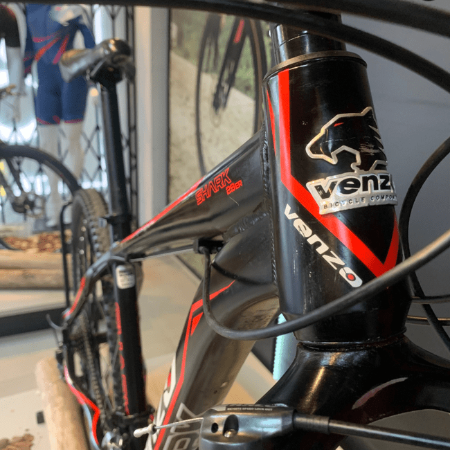 Bicicleta Venzo Shark Aro 29 Alivio 27v Preto e Vermelho e Branco - Seminova