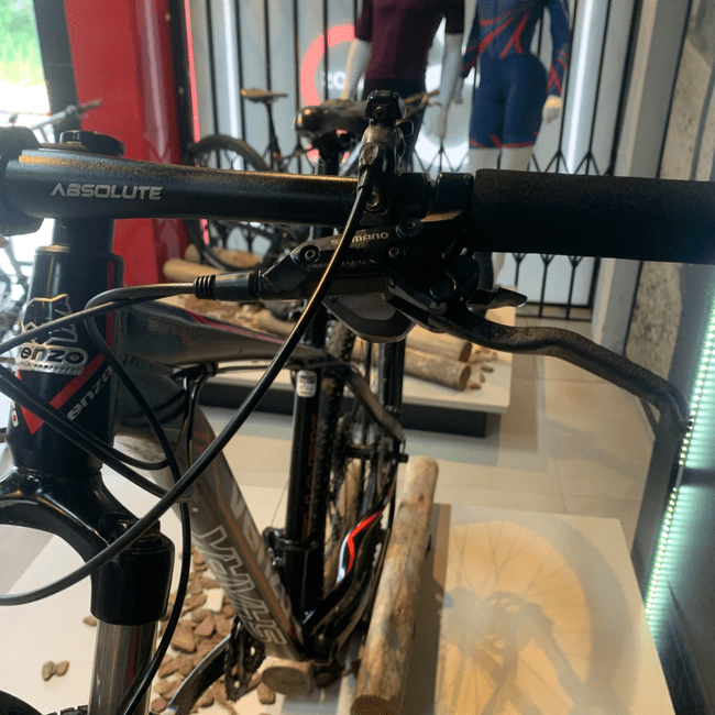 Bicicleta Venzo Shark Aro 29 Alivio 27v Preto e Vermelho e Branco - Seminova