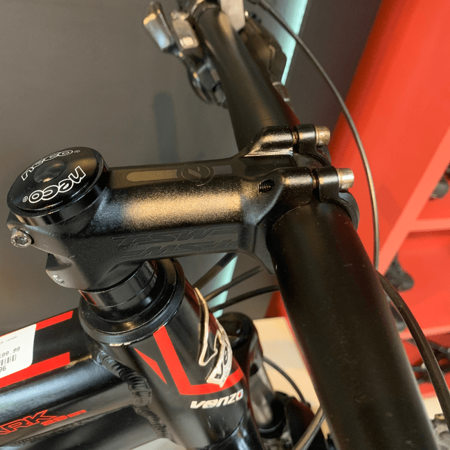 Bicicleta Venzo Shark Aro 29 Alivio 27v Preto e Vermelho e Branco - Seminova