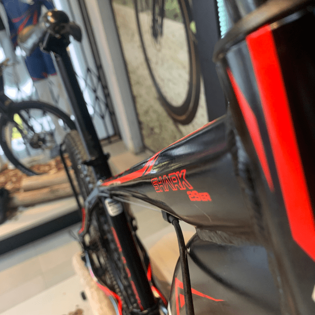 Bicicleta Venzo Shark Aro 29 Alivio 27v Preto e Vermelho e Branco - Seminova