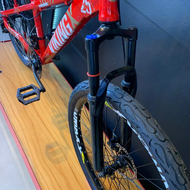 Bicicleta Vikingx Aro 26 Tuff 25 Shimano 21v Vermelho, Branco e Dourado