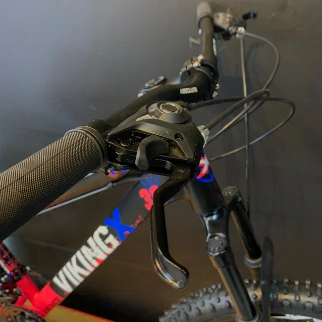 Bicicleta Vikingx Aro 26 Tuff-30 Sshimano Preta Azul e Branca